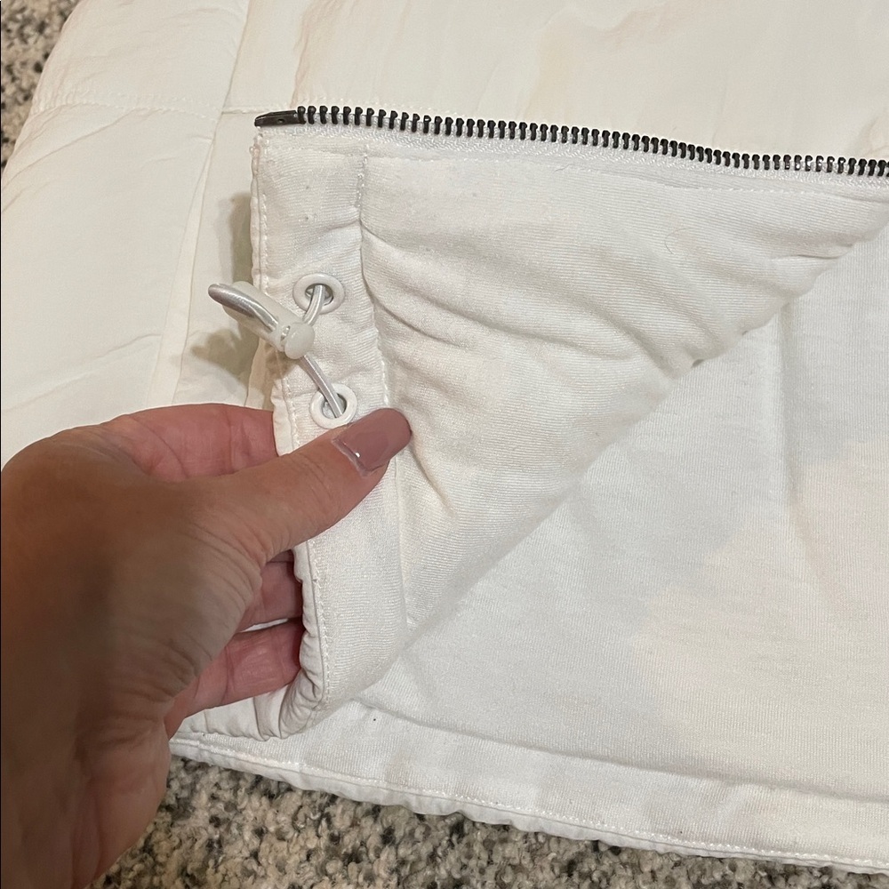 Women’s cropped White Puffer Vest size large - Picture 3 of 5